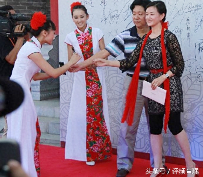 50岁宋祖英与61岁老公罗浩的儿子才11岁,儿子长得像妈妈